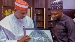 Ahmed Musa Refuses to Shake Hands with Kano Governor